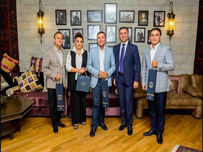 Andrew’s Ties Baku butikinin sahibi Yavər Məmmədov tərəfindən Azərbaycanımızın tanınmış sənətkarları mükafatlandırılıb